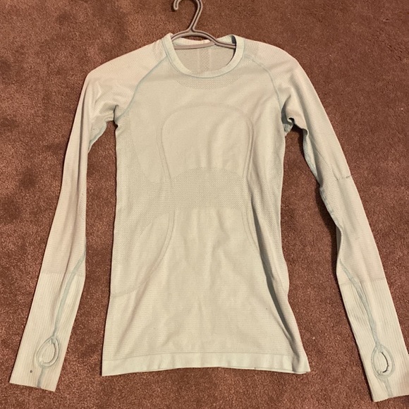 Lululemon swiftly tech tops (set of 4) - Picture 4 of 5